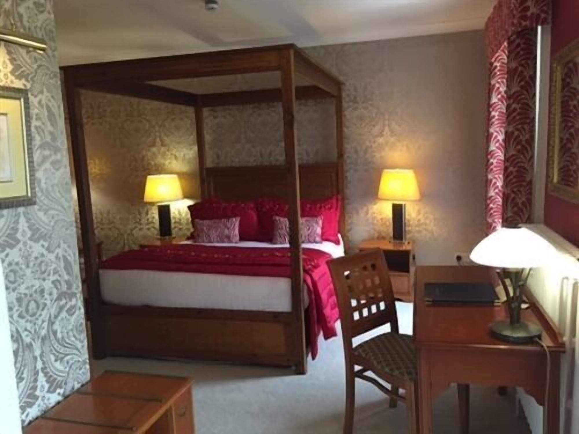 deluxe double room, ensuite (four poster) | desk, iron/ironing board, free wifi, bed sheets