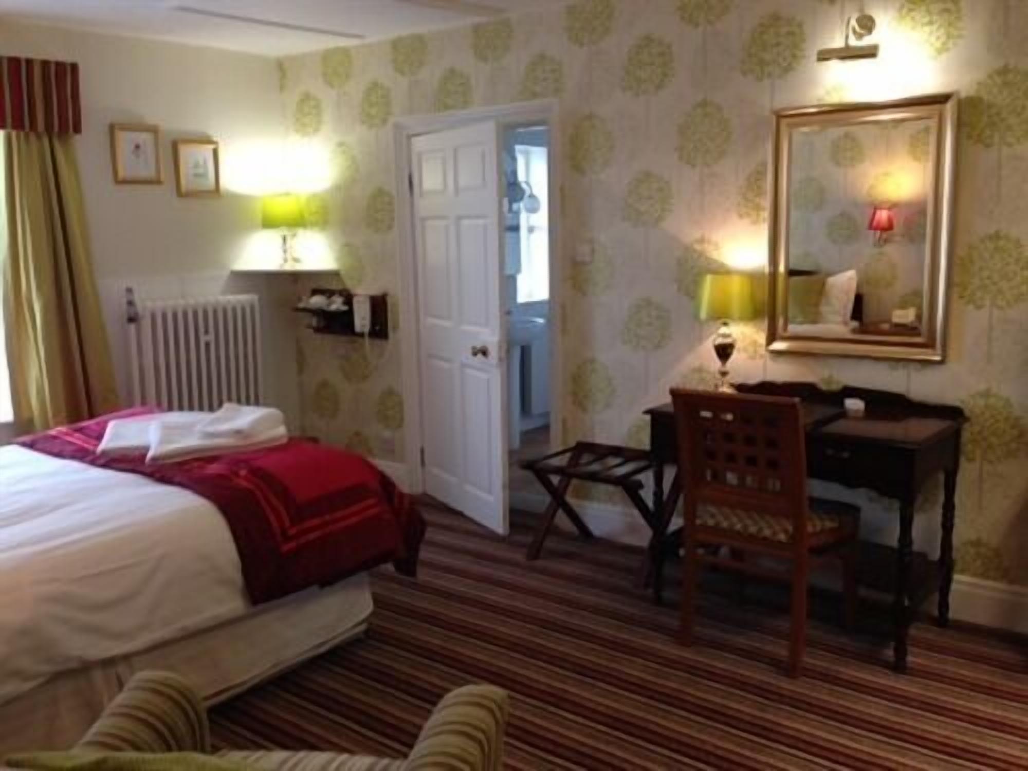 classic double room, ensuite | desk, iron/ironing board, free wifi, bed sheets