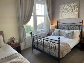 Hypo-allergenic bedding, free cots/infant beds, free WiFi, bed sheets - Beechwood Ensuite Guest House (Ayr)