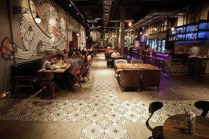 Tägliches kontinentales Frühstück (6.00 USD pro Person)