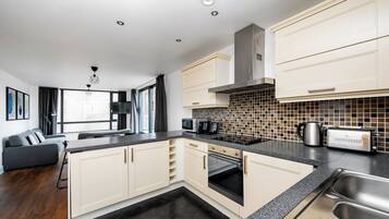 City Penthouse | Private kitchen | Fridge, microwave, stovetop, dishwasher