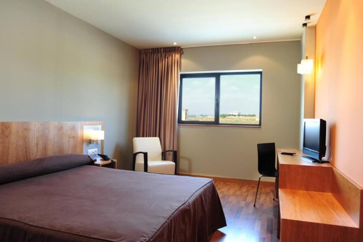 Premium bedding, desk, blackout drapes, soundproofing