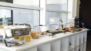 Montaje de bufé con diversos alimentos y electrodomésticos de cocina.