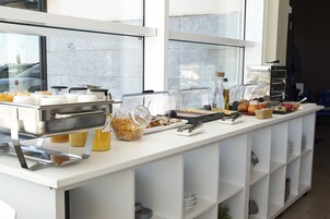 Montaje de bufé con diversos alimentos y electrodomésticos de cocina.