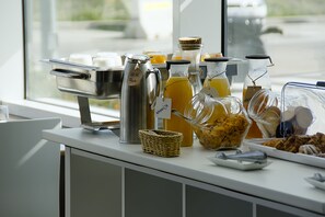 Desayuno buffet diario (EUR 8.50 por persona)