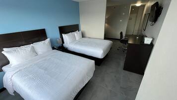 Habitación Deluxe, 2 camas matrimoniales, para no fumadores | Escritorio y cunas gratuitas