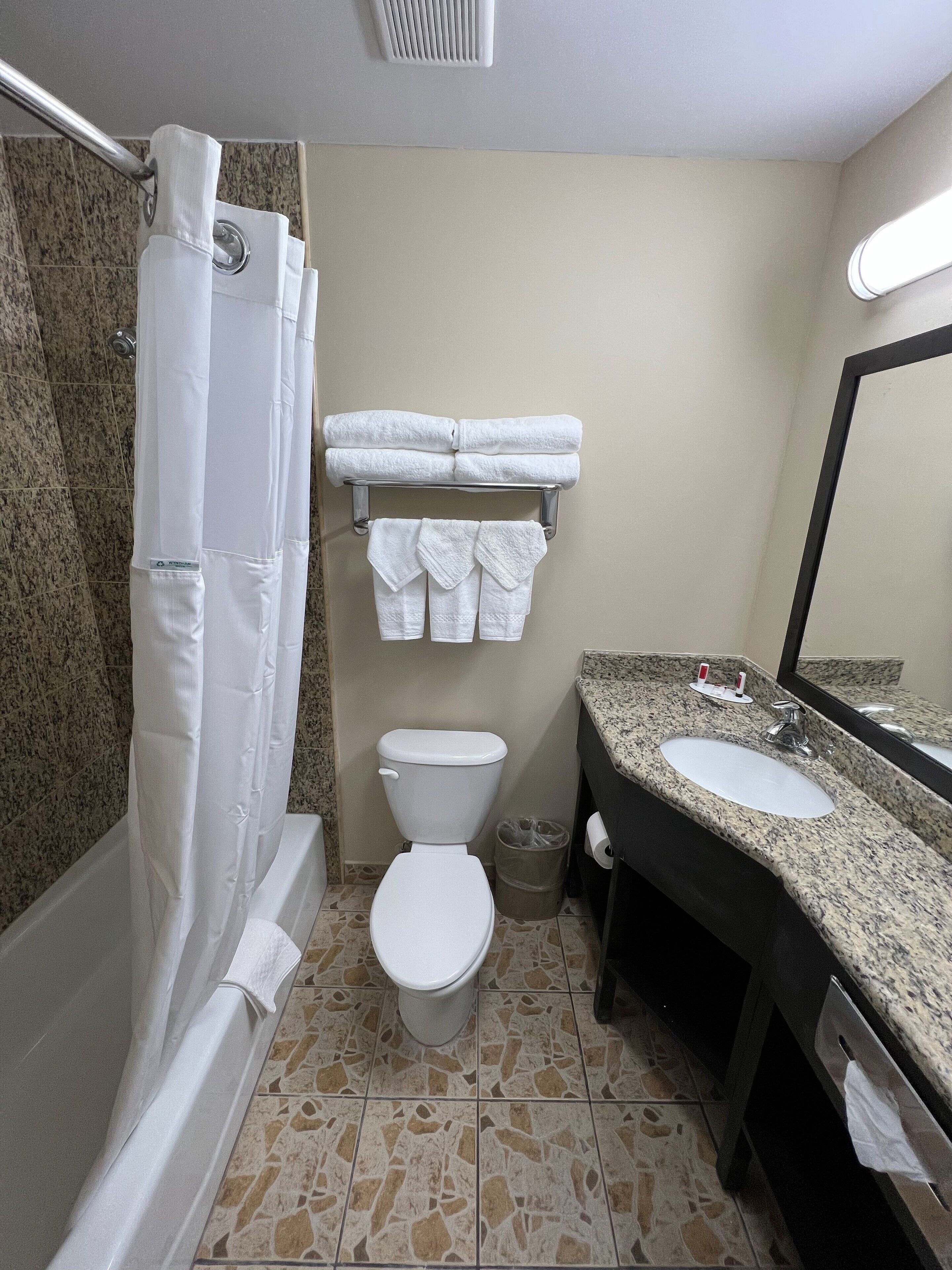 combined shower/bathtub, hair dryer, towels