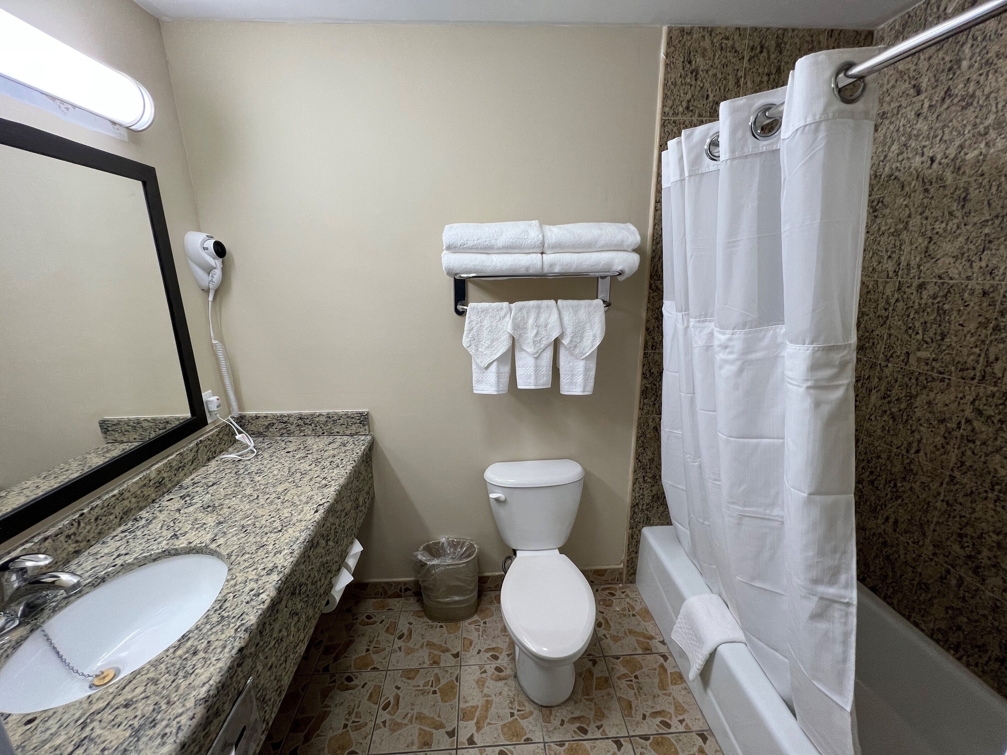 deluxe room, 1 king bed, non smoking | bathroom | combined shower/bathtub, hair dryer, towels