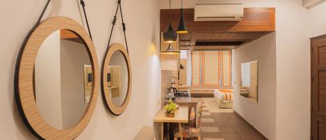 Suite Room | Luxe beddengoed, een kluis op de kamer, een bureau, een laptopwerkplek