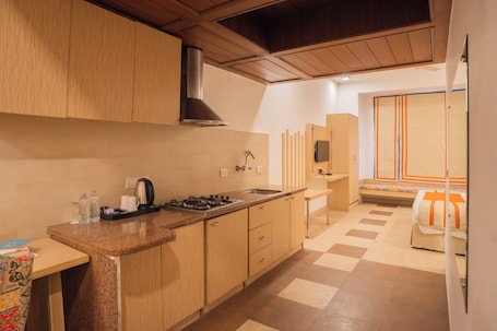 Suite Room | Premium bedding, in-room safe, desk, laptop workspace