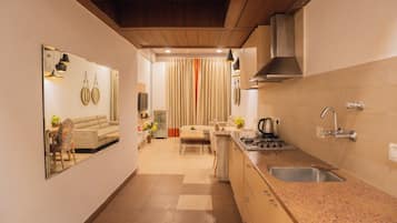Suite Room | ๊ณ ๊ธ ์นจ๊ตฌ, ๊ฐ์ค ๋ด ๊ธ๊ณ , ์ฑ
์, ๋
ธํธ๋ถ ์์
๊ณต๊ฐ