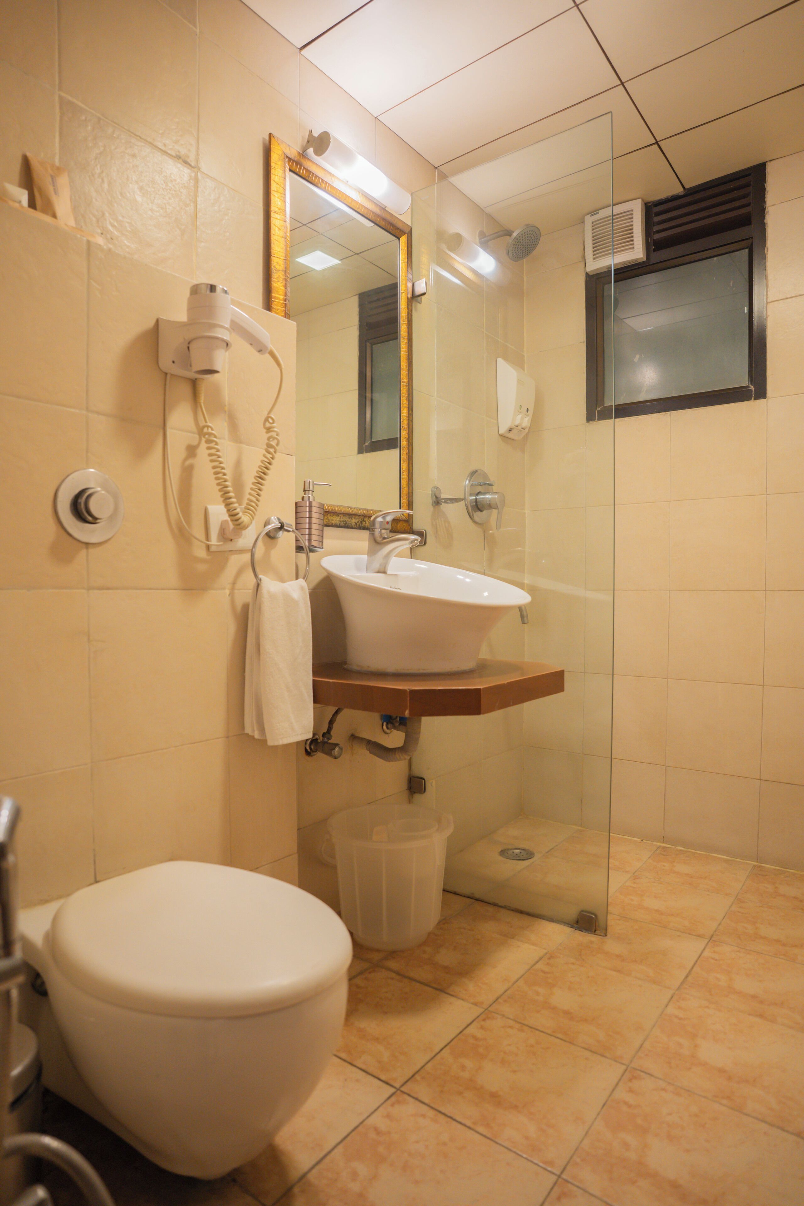 Een badkamer met toilet, wastafel en douche.