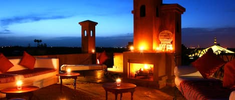 Aperto a colazione, pranzo e cena, cucina marocchina 