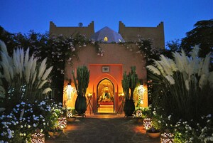 Fachada de la propiedad por la tarde o noche