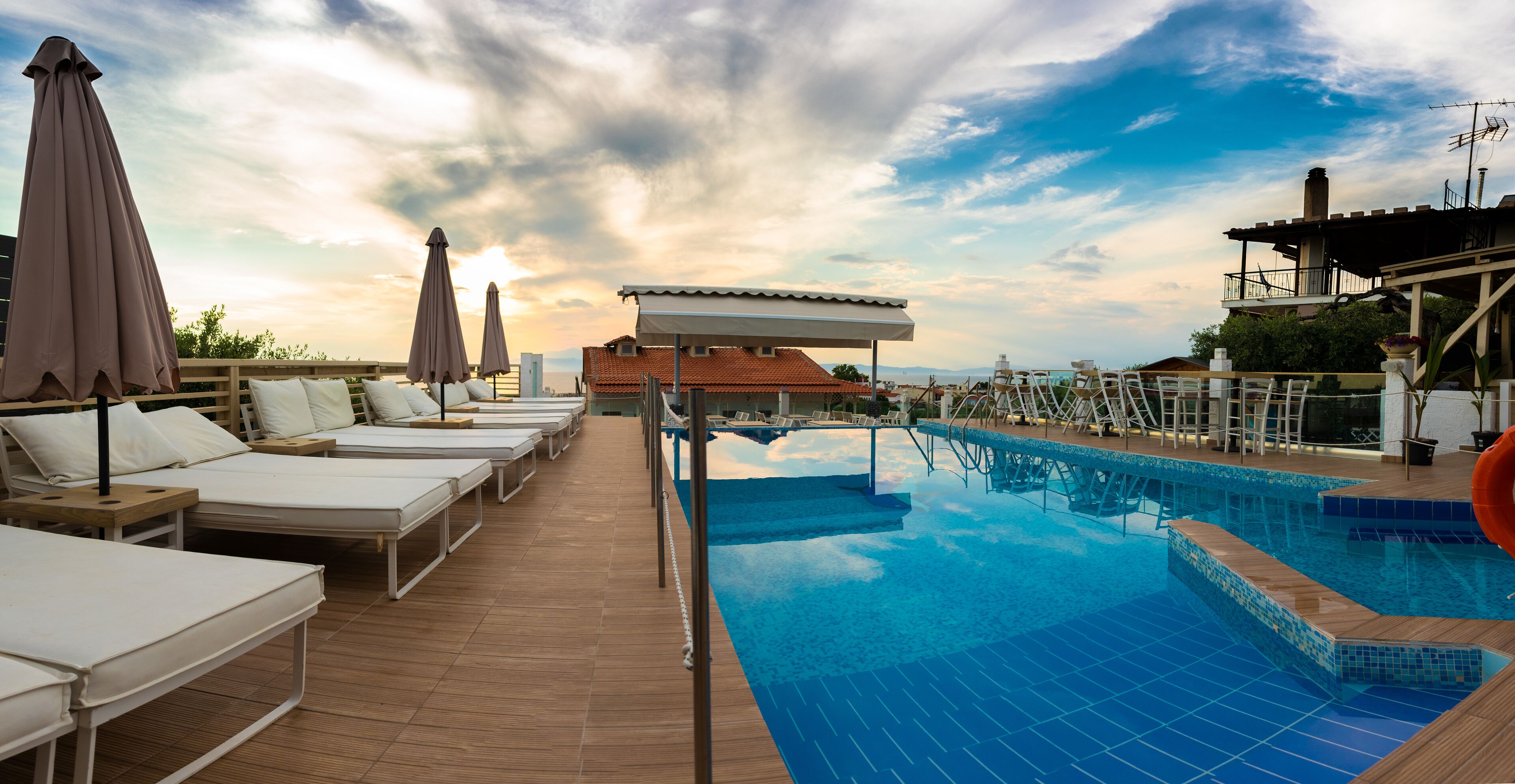 季节性开放的室外游泳池，10:00 至 19:30 开放，池畔遮阳伞，日光浴躺椅