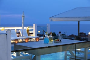 Bar au bord de la piscine
