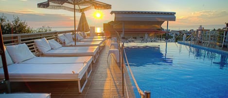Piscine extérieure (ouverte en saison), parasols de plage