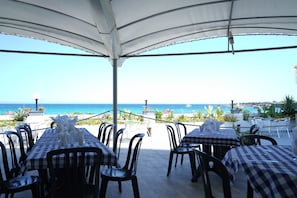 Breakfast, lunch, dinner served; Italian cuisine 