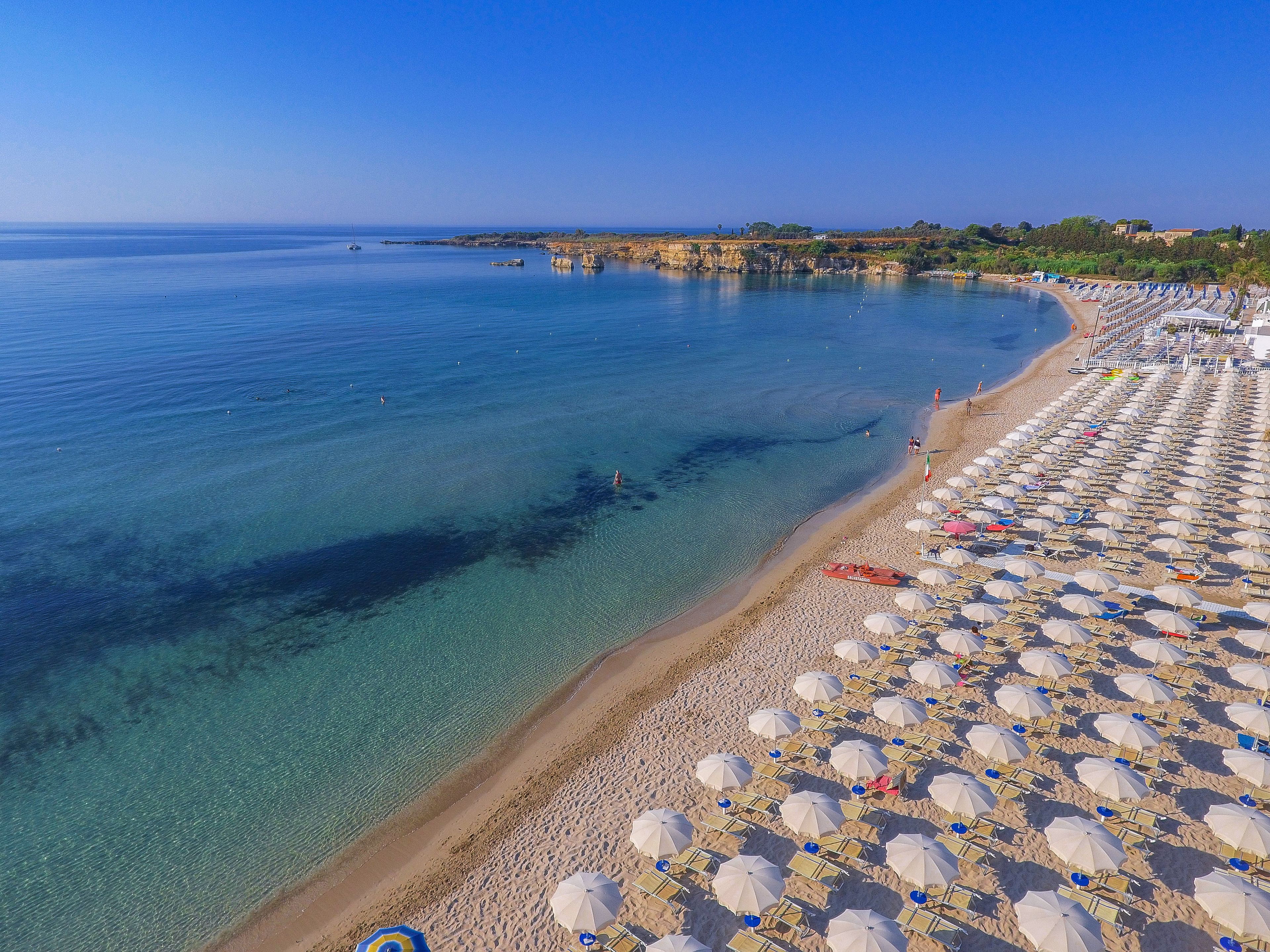 Playa privada, camastros, sombrillas y toallas de playa 
