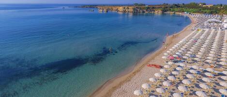 Privat strand, solsenger, parasoller og strandhåndklær