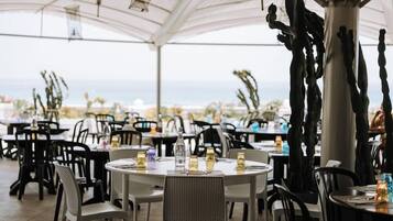 Petit déjeuner, déjeuner et dîner servis sur place