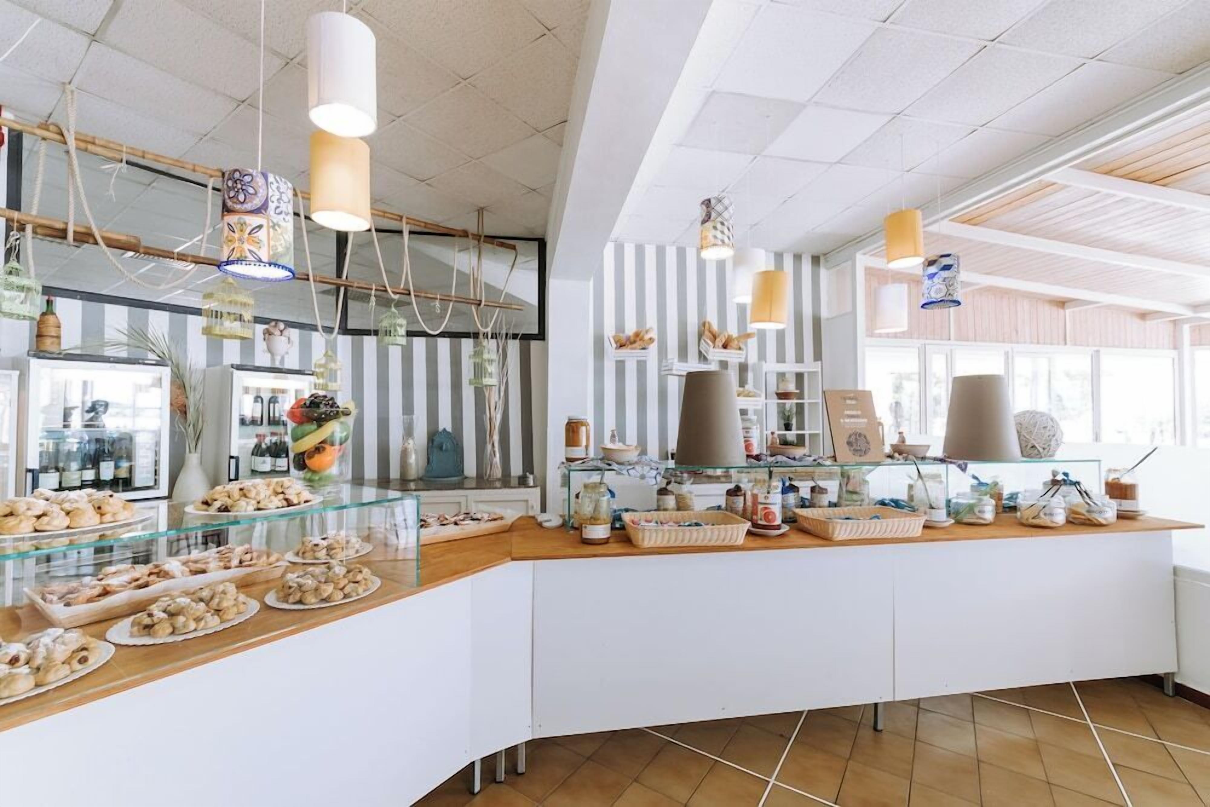 Petit déjeuner, déjeuner et dîner servis sur place