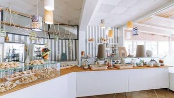 Petit déjeuner, déjeuner et dîner servis sur place