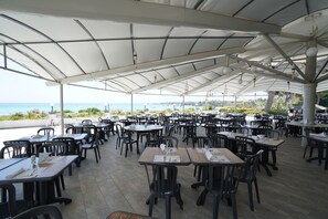 Serveert ontbijt, lunch, diner, Italiaanse gerechten