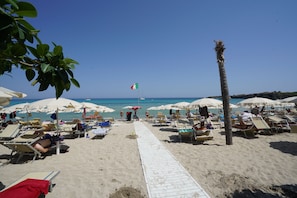 Praia particular, espreguiçadeiras, guarda-sóis, toalhas de praia 