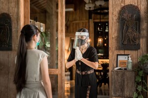 Aperto a colazione e pranzo, cucina indonesiana, con vista sul giardino 