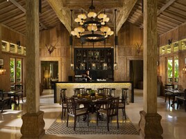 Se sirven desayunos y almuerzos; cocina indonesia; con vista al jardín