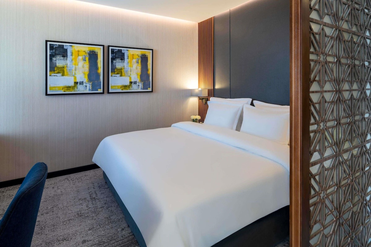 Junior Suite, 1 King Bed | Premium bedding, minibar, in-room safe, desk