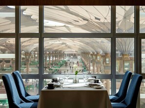 4 restaurants, breakfast served