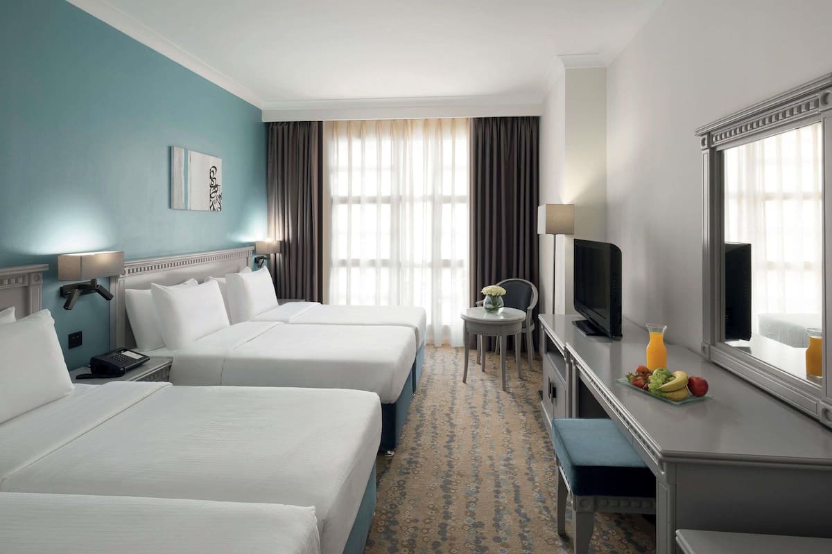 Sengetøy av topp kvalitet, minibar og safe på rommet