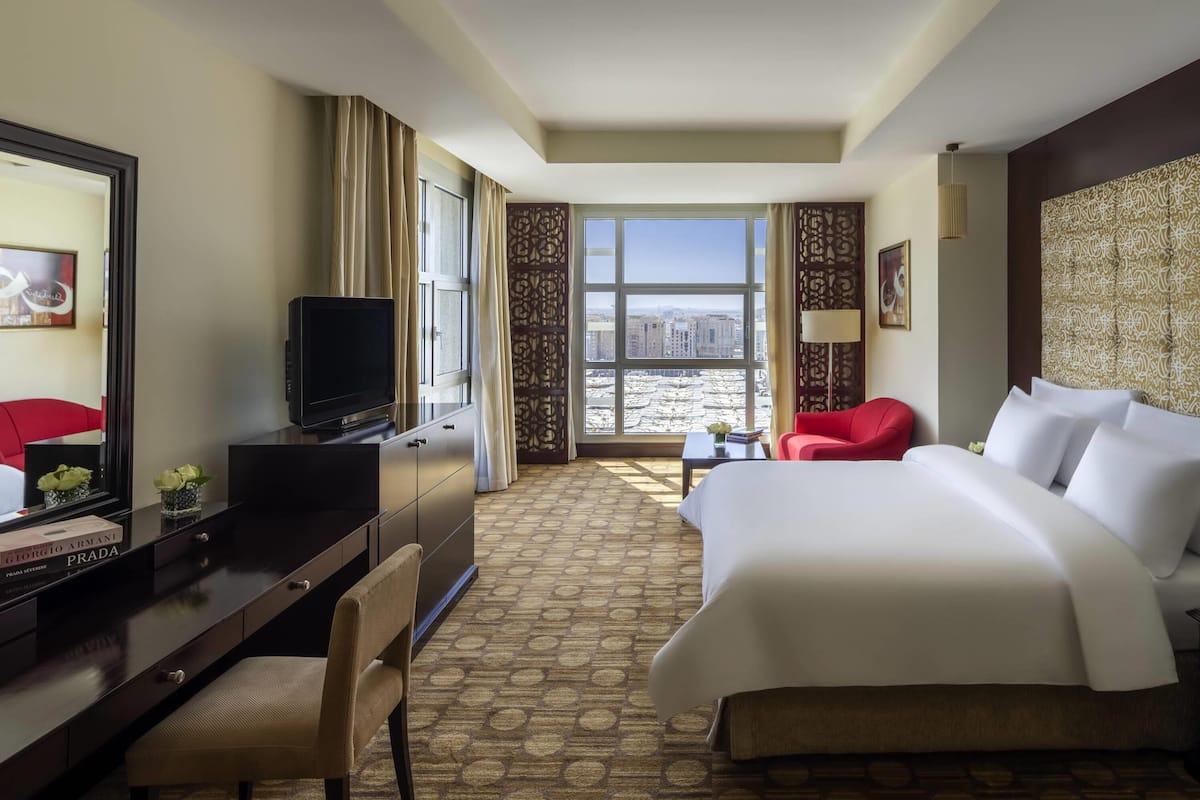 Phòng Suite Royal, 4 phòng ngủ | Bộ đồ giường cao cấp, minibar, két bảo mật tại phòng, bàn 
