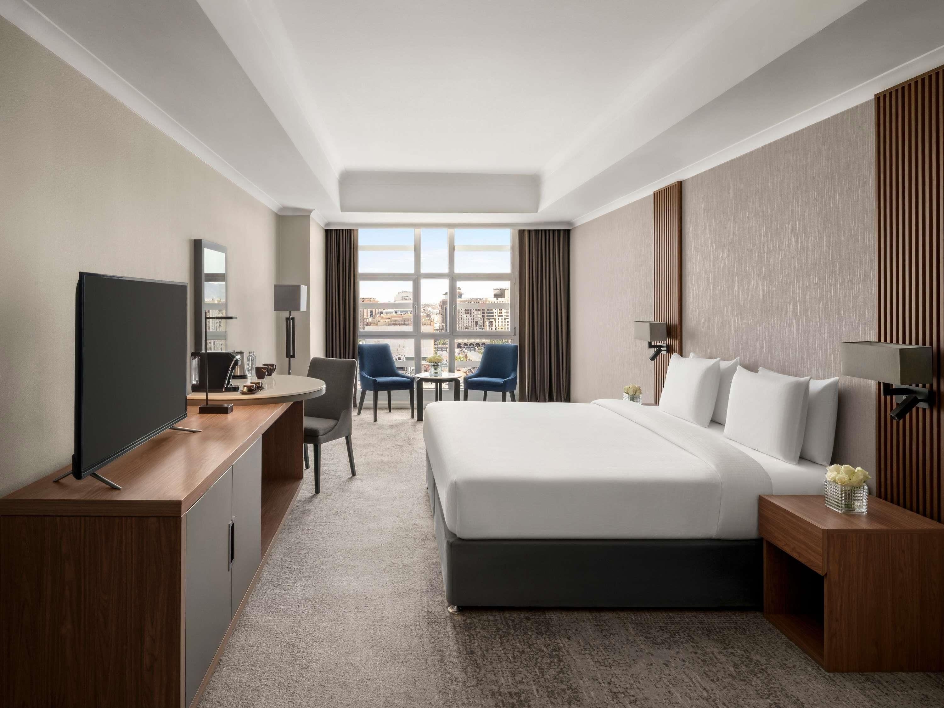 Quarto superior, 1 cama King (Partial Haram View) | Roupas de cama premium, frigobar, cofres nos quartos