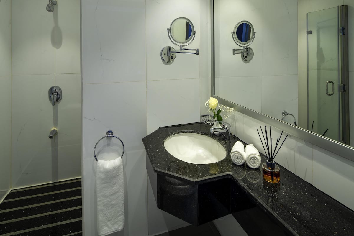 1 quarto, roupas de cama premium, frigobar, cofres nos quartos