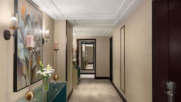 Executive suite, 2 slaapkamers | Luxe beddengoed, een minibar, een kluis op de kamer