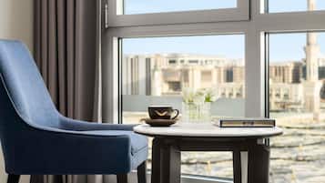 Chambre Supérieure, 1 très grand lit (Partial Haram View) | 1 chambre, literie de qualité supérieure, minibar