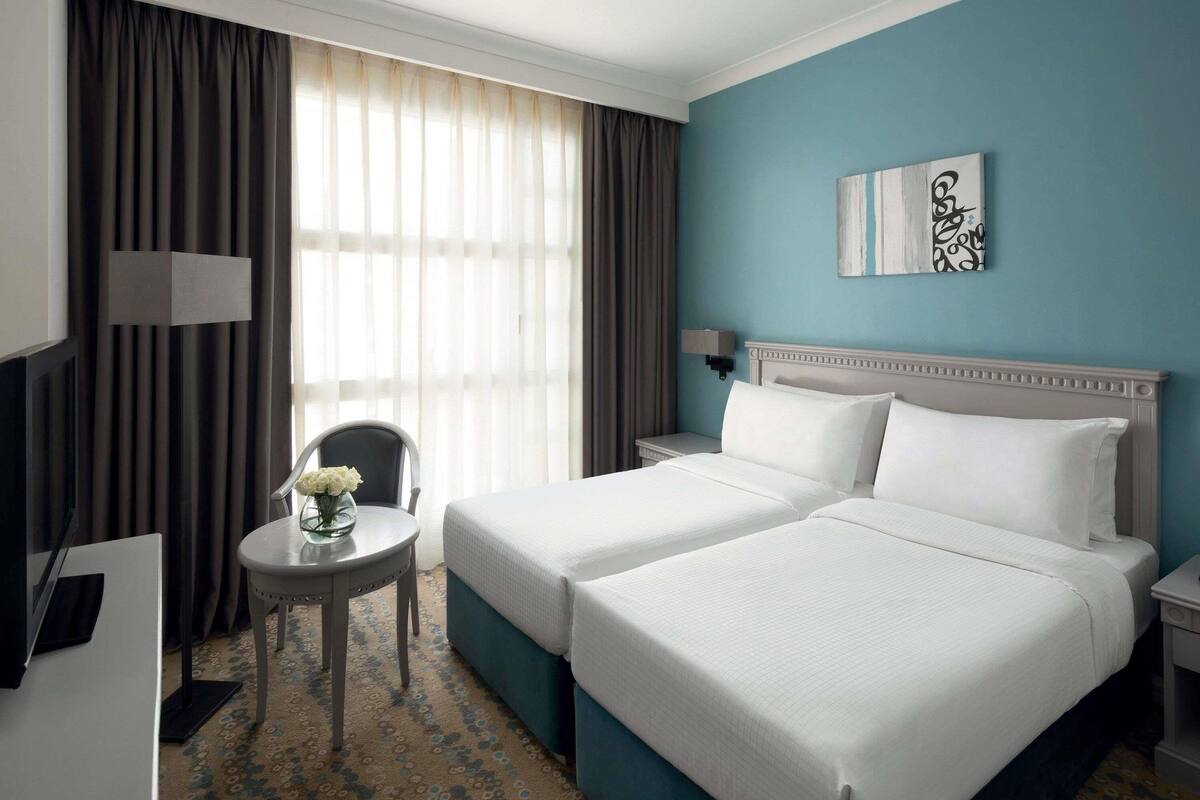 Bộ đồ giường cao cấp, minibar, két bảo mật tại phòng, bàn 