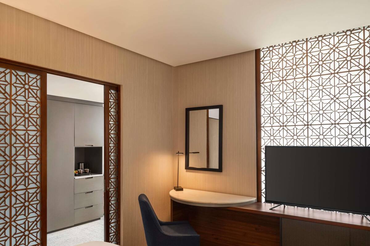 Phòng Suite Junior, 1 giường cỡ king | Bộ đồ giường cao cấp, minibar, két bảo mật tại phòng, bàn 