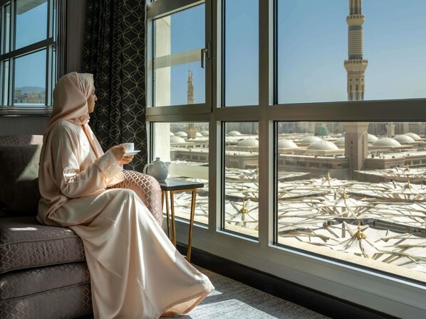 Premium bedding, minibar, in-room safe, individually decorated - Anwar Al Madinah Mövenpick Hotel (Madinah)