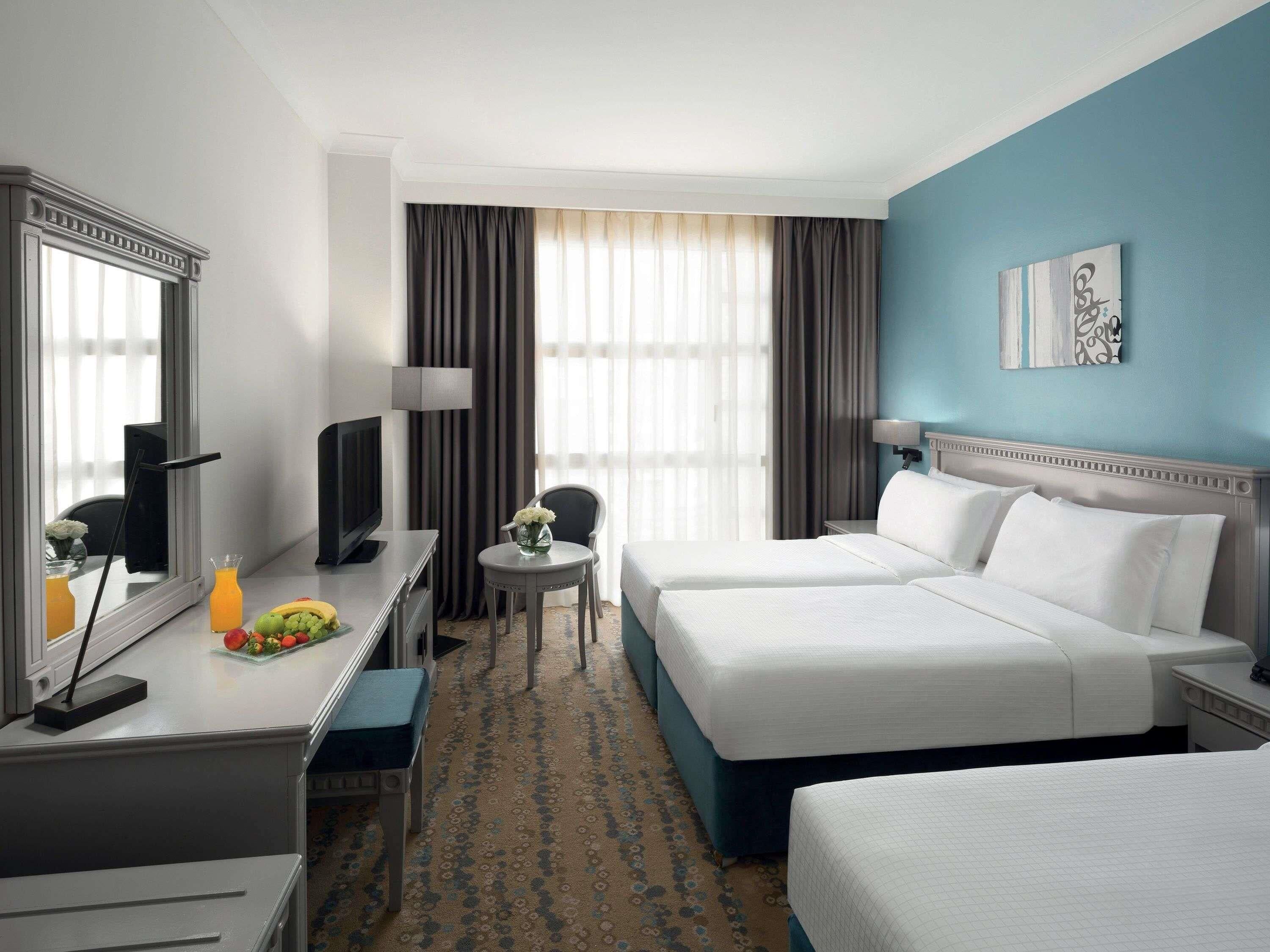 Sengetøy av topp kvalitet, minibar og safe på rommet