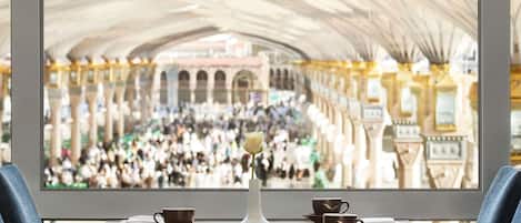 4 restaurantes, se sirve desayuno