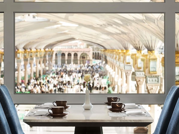 4 restaurants, breakfast served