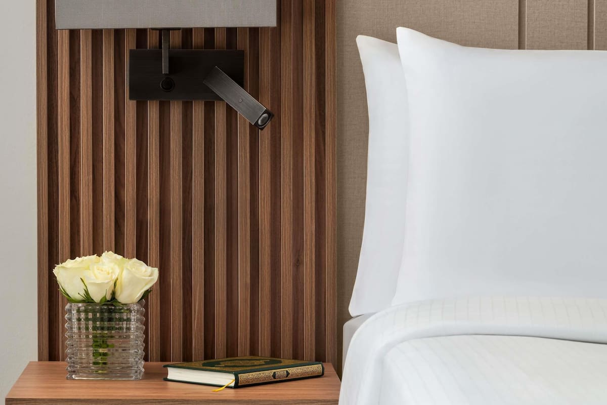 Luxe beddengoed, een minibar, een kluis op de kamer