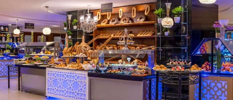 4 restaurants; breakfast, lunch, and dinner served