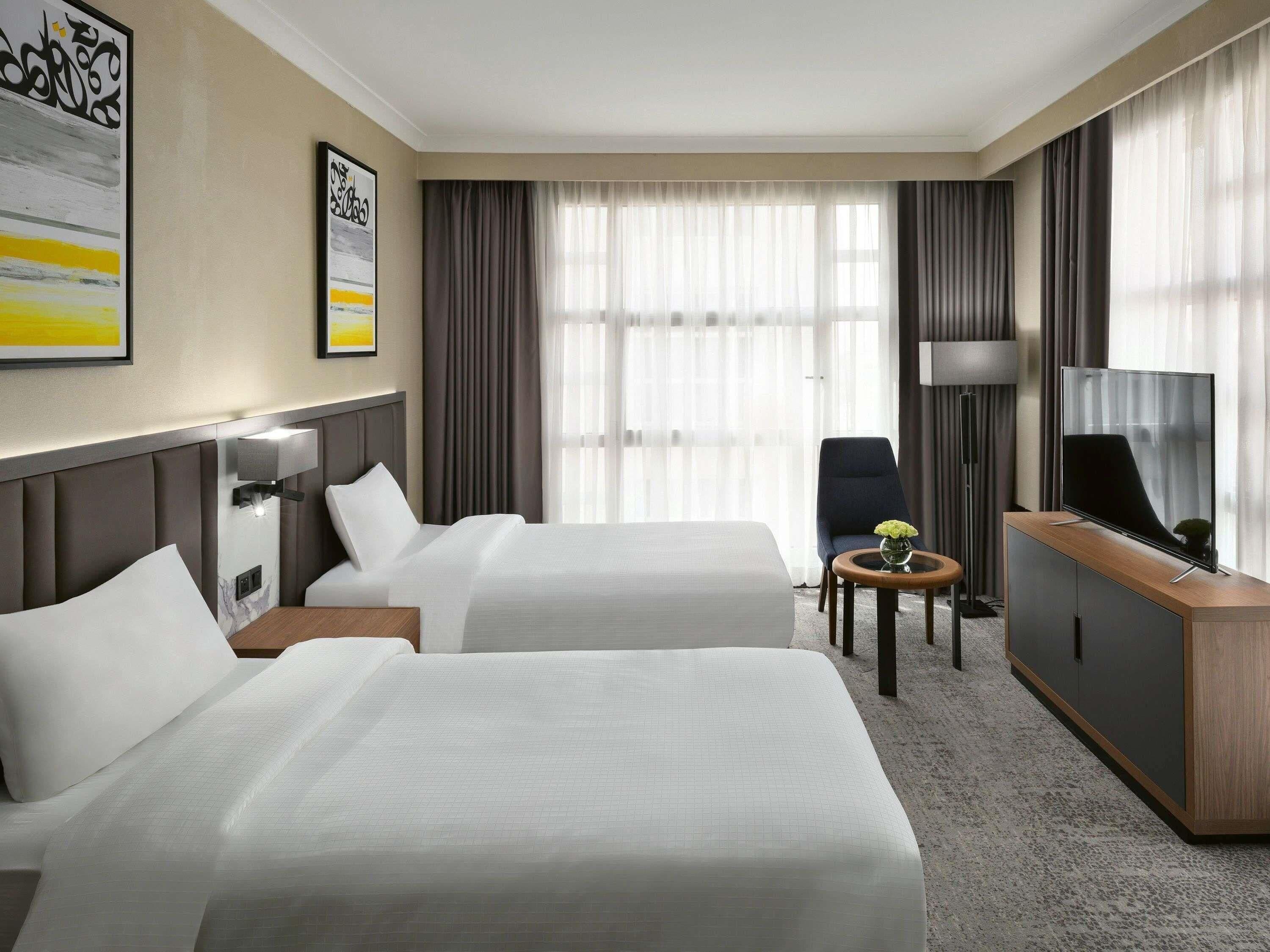 Sengetøy av topp kvalitet, minibar og safe på rommet