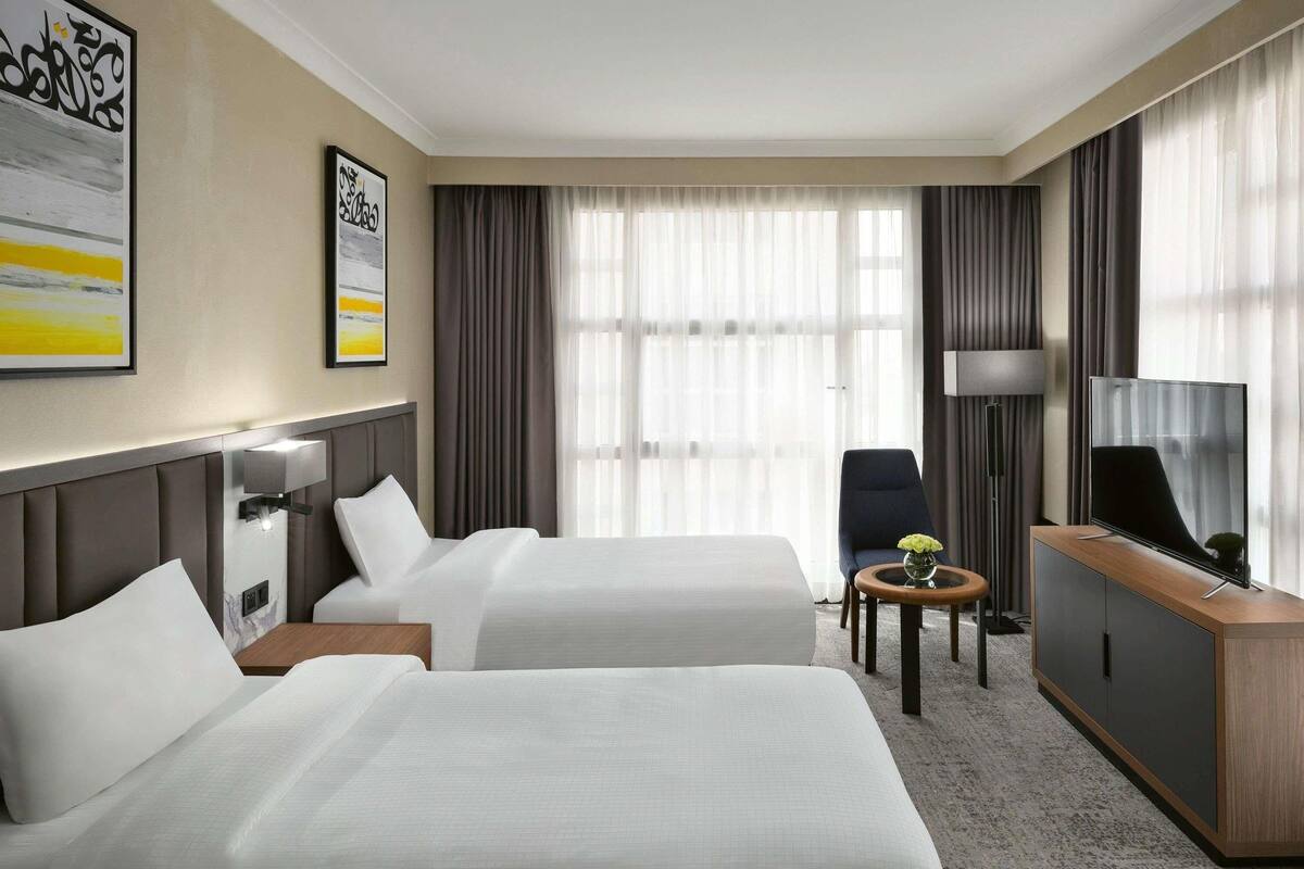 Bộ đồ giường cao cấp, minibar, két bảo mật tại phòng, bàn