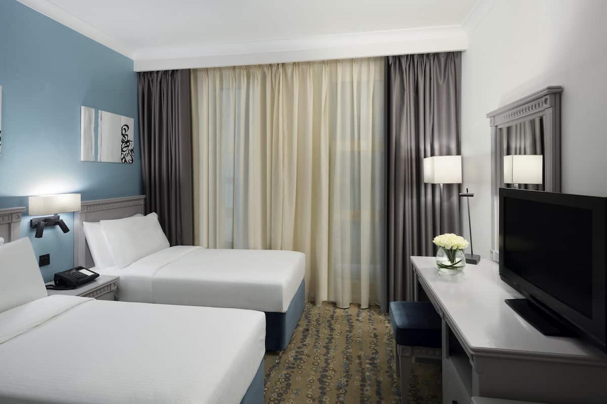 Sengetøy av topp kvalitet, minibar og safe på rommet